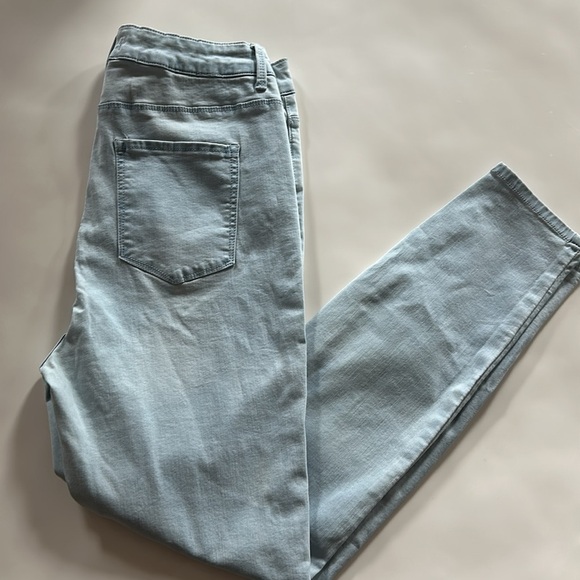 Forever 21 Light Blue Jeans - Picture 2 of 10